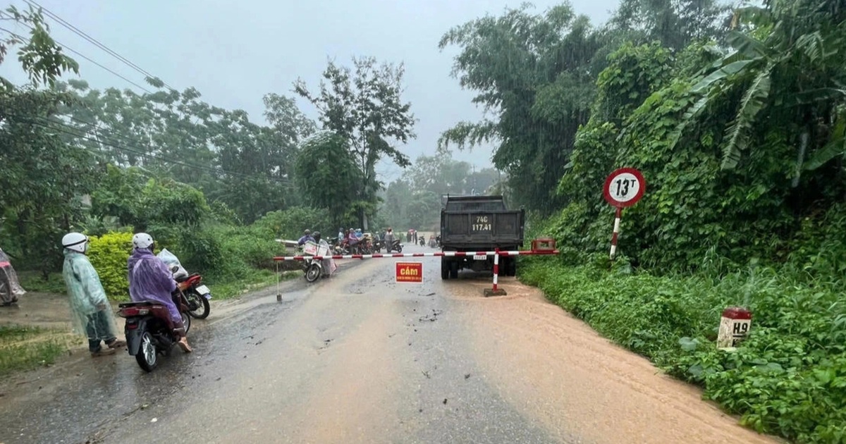 Cố tình qua điểm ngập có rào chắn, ô tô chở 4 người bị nước cuốn trôi Cố tình qua điểm ngập có rào chắn, ô tô chở 4 người bị nước cuốn trôi