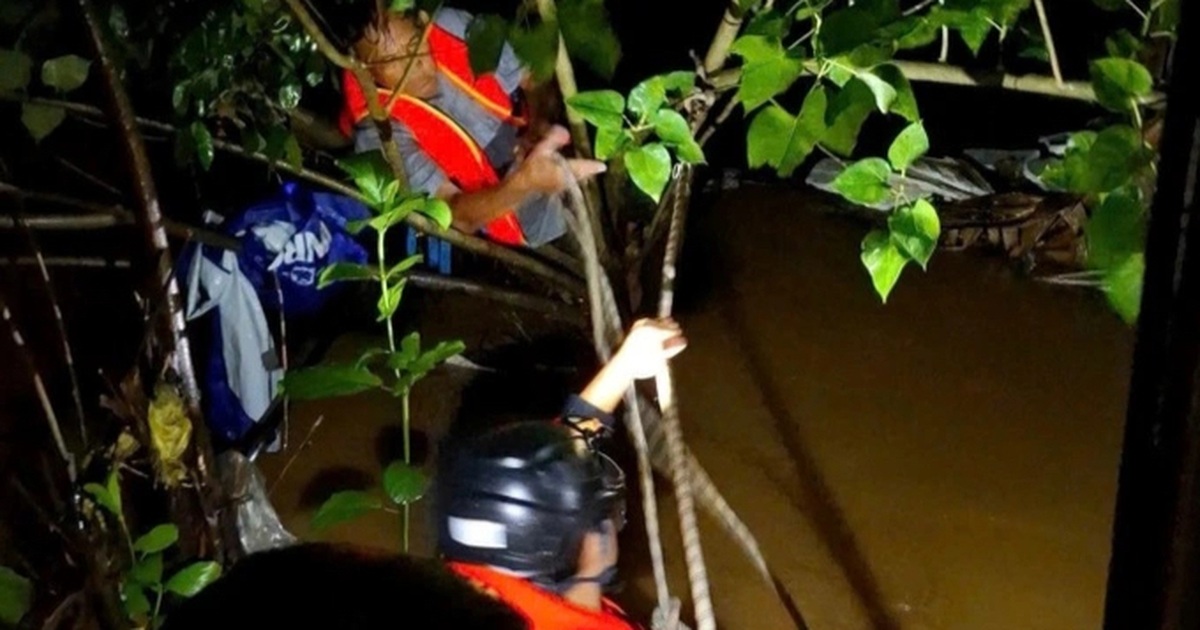 Cứu người đàn ông bị nước cuốn trôi gần 30m ở Đà Nẵng Cứu người đàn ông bị nước cuốn trôi gần 30m ở Đà Nẵng