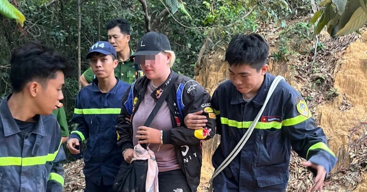Cứu nữ du khách bị kiệt sức khi đi dã ngoại trên núi Cứu nữ du khách bị kiệt sức khi đi dã ngoại trên núi
