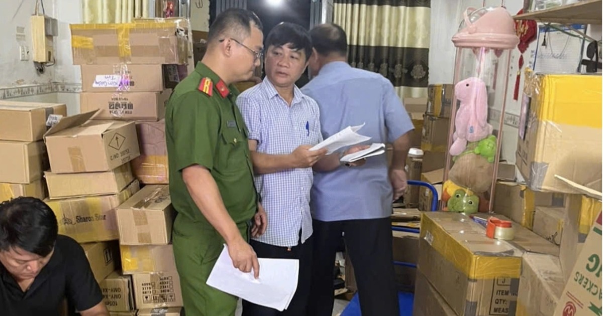 Đề nghị Sở Y tế TPHCM khẩn trương xác minh vụ “10.000 chai nước hoa giả” Đề nghị Sở Y tế TPHCM khẩn trương xác minh vụ "10.000 chai nước hoa giả"