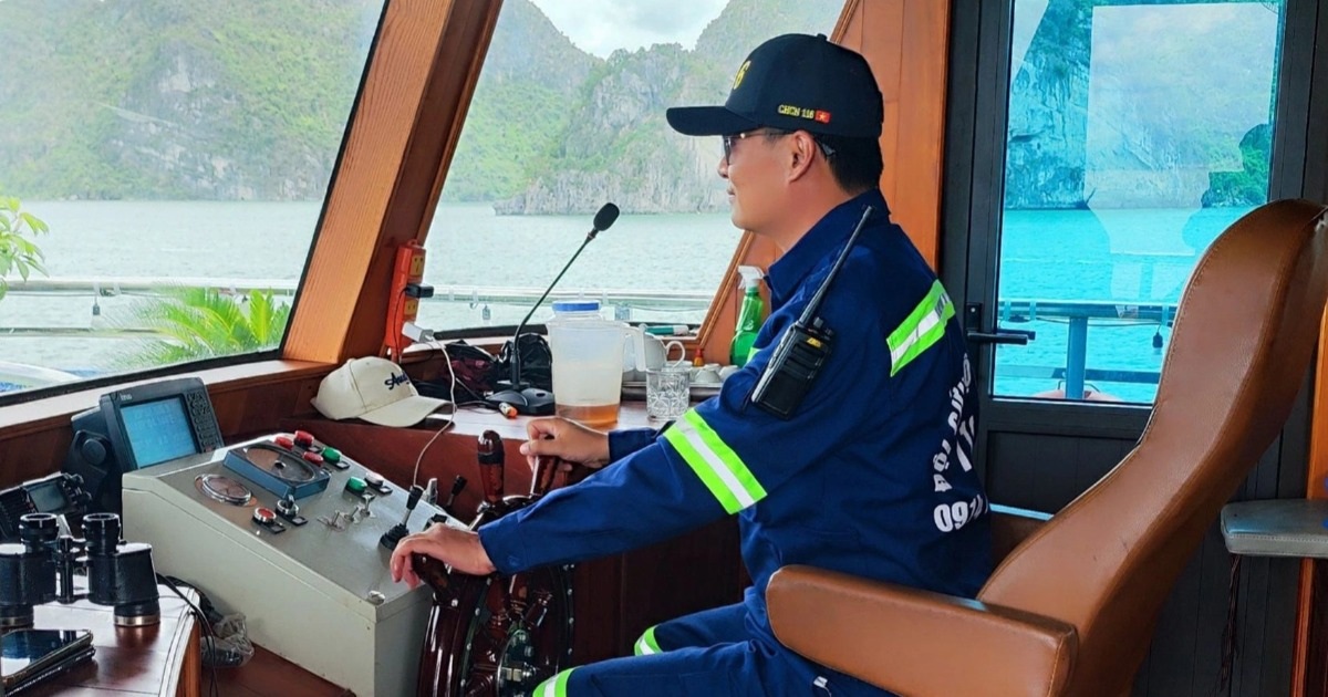 Đội cứu hộ trả lại 50 triệu được tặng, tìm nạn nhân cuối vụ tàu Vịnh Xanh Đội cứu hộ trả lại 50 triệu được tặng, tìm nạn nhân cuối vụ tàu Vịnh Xanh
