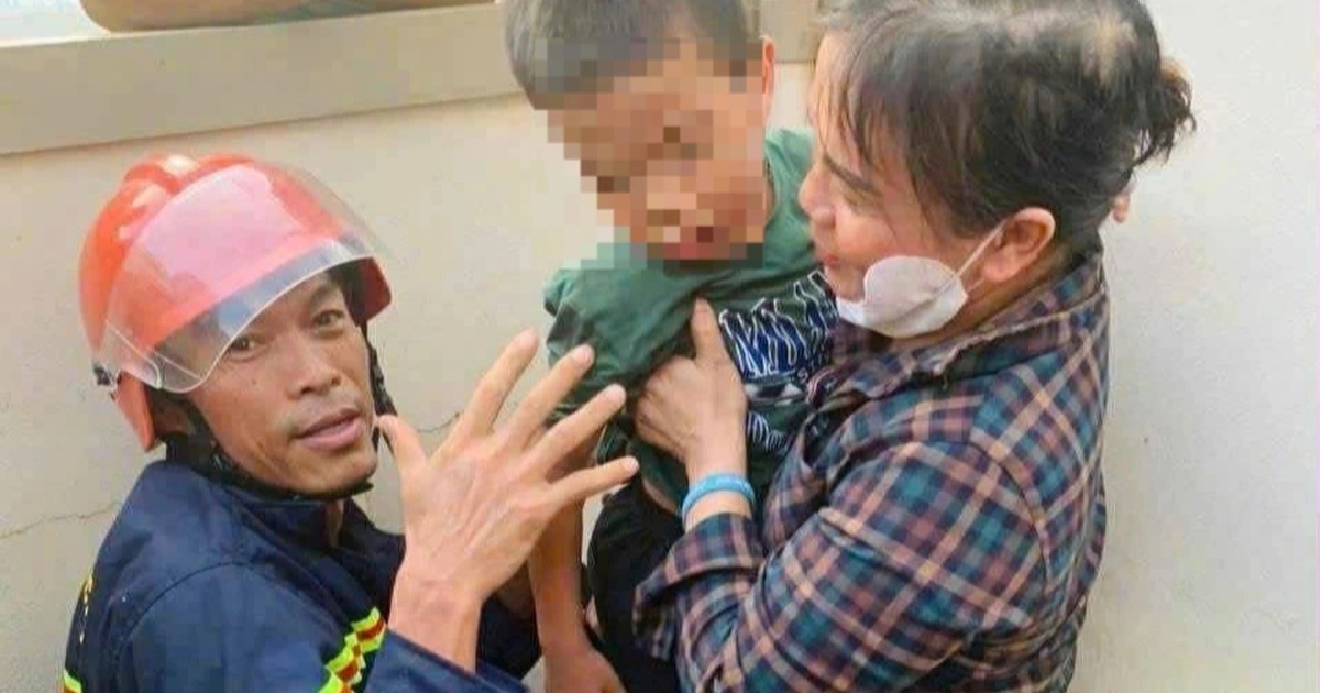 Đục, phá bê tông để giải cứu bé trai 5 tuổi mắc kẹt trong ống thoát nước Đục, phá bê tông để giải cứu bé trai 5 tuổi mắc kẹt trong ống thoát nước
