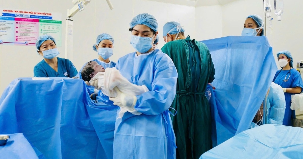 Em bé “quý” nguy kịch trong bào thai đón sự sống nhờ ca mổ 20 người tham dự Em bé "quý" nguy kịch trong bào thai đón sự sống nhờ ca mổ 20 người tham dự