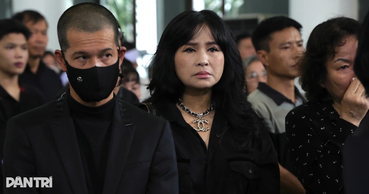 Gia đình, đông đảo nghệ sĩ tiễn đưa họa sĩ Lê Thiết Cương Gia đình, đông đảo nghệ sĩ tiễn đưa họa sĩ Lê Thiết Cương