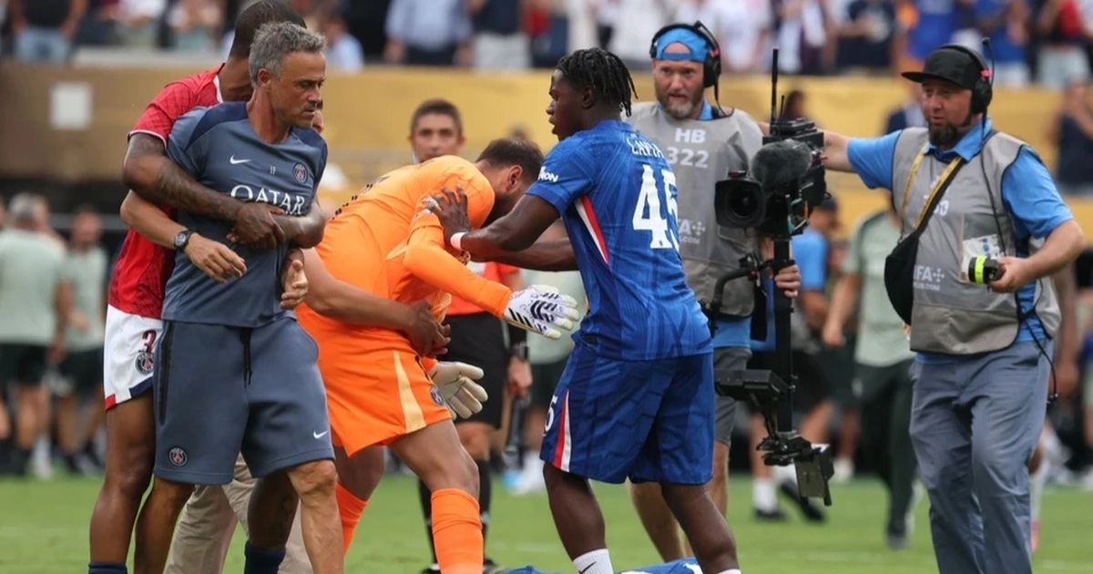 HLV Enrique thừa nhận sai lầm, đối diện án phạt khi bóp cổ cầu thủ Chelsea HLV Enrique thừa nhận sai lầm, đối diện án phạt khi bóp cổ cầu thủ Chelsea