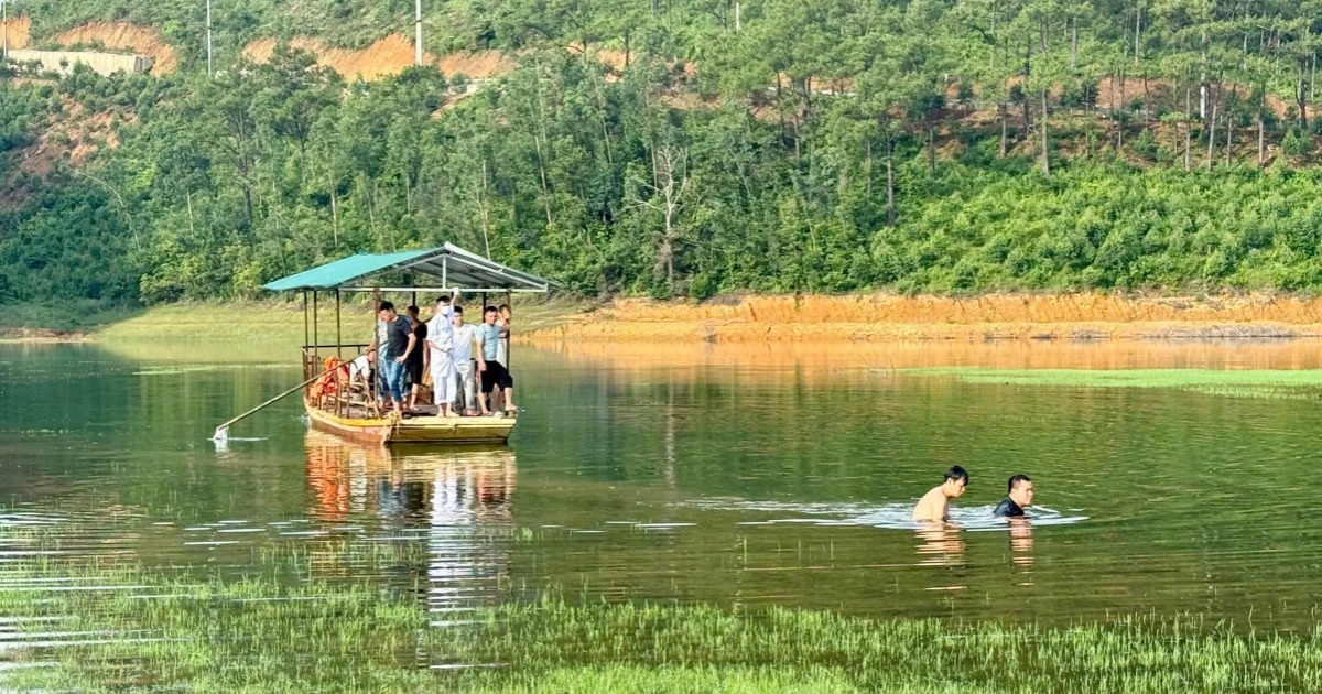 Hai vợ chồng tử vong khi ô tô bị ngập nước ở lòng hồ Bến Châu Hai vợ chồng tử vong khi ô tô bị ngập nước ở lòng hồ Bến Châu