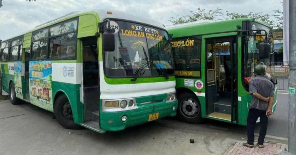 Hai xe buýt ép nhau gây tai nạn ở TPHCM Hai xe buýt ép nhau gây tai nạn ở TPHCM