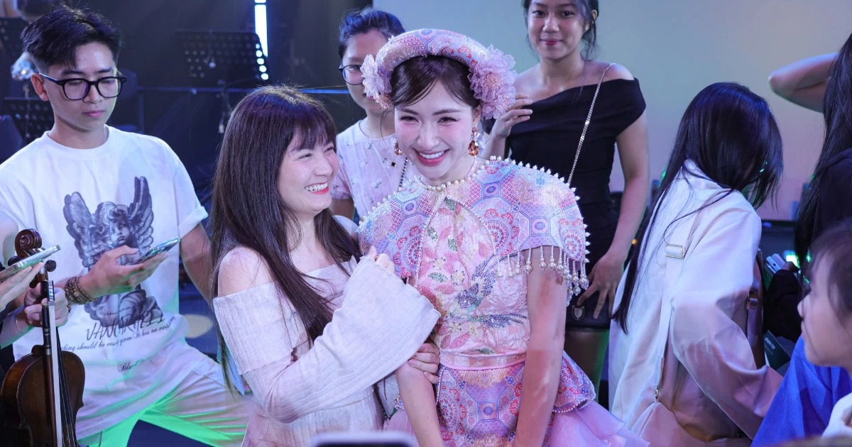 Hòa Minzy khoe nhan sắc ngọt ngào, được fan vây kín tại “Rực rỡ ngày mới” Hòa Minzy khoe nhan sắc ngọt ngào, được fan vây kín tại "Rực rỡ ngày mới"