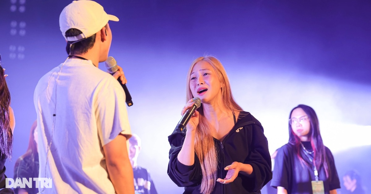 Hương Tràm và dàn nghệ sĩ tổng duyệt trước đêm nhạc “Rực rỡ ngày mới” Hương Tràm và dàn nghệ sĩ tổng duyệt trước đêm nhạc "Rực rỡ ngày mới"