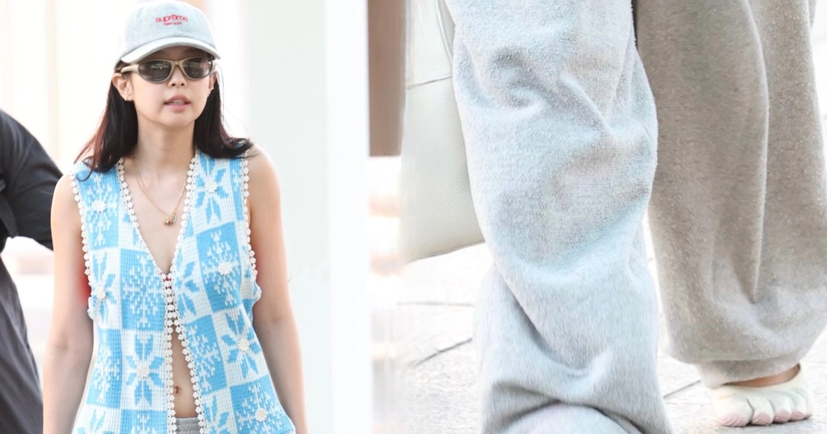 Jennie gây tranh cãi vì mang dép “5 ngón” như đi chân trần tại sân bay Jennie gây tranh cãi vì mang dép “5 ngón” như đi chân trần tại sân bay