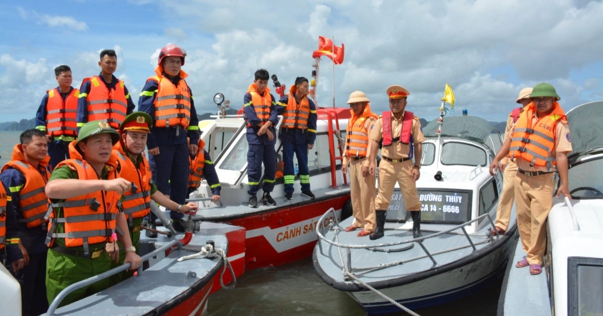 Lãnh đạo Công an Quảng Ninh trực tiếp chỉ đạo tìm kiếm nạn nhân vụ lật tàu Lãnh đạo Công an Quảng Ninh trực tiếp chỉ đạo tìm kiếm nạn nhân vụ lật tàu
