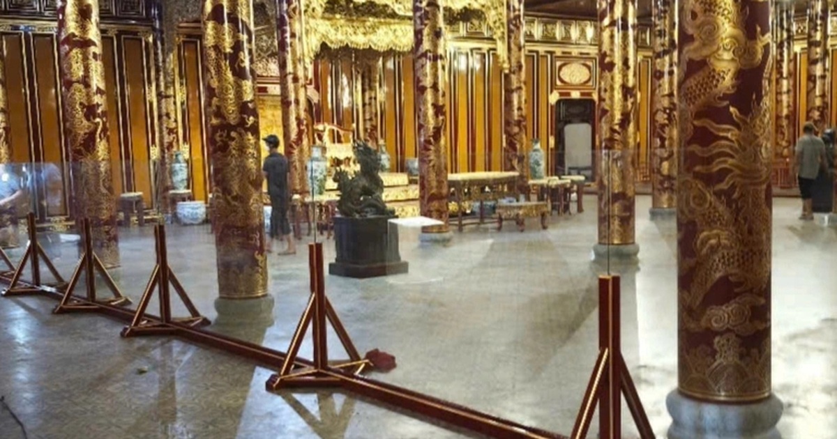 Lắp kính cường lực bảo vệ ngai vua triều Nguyễn tại điện Thái Hòa Lắp kính cường lực bảo vệ ngai vua triều Nguyễn tại điện Thái Hòa
