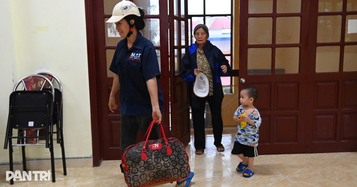 Lo sợ “kịch bản Yagi”, người dân Hải Phòng vội đi tránh bão Lo sợ "kịch bản Yagi", người dân Hải Phòng vội đi tránh bão