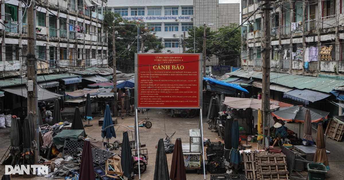 Loạt chung cư cũ xuống cấp, giăng đầy “chuồng cọp” ở TPHCM Loạt chung cư cũ xuống cấp, giăng đầy "chuồng cọp" ở TPHCM