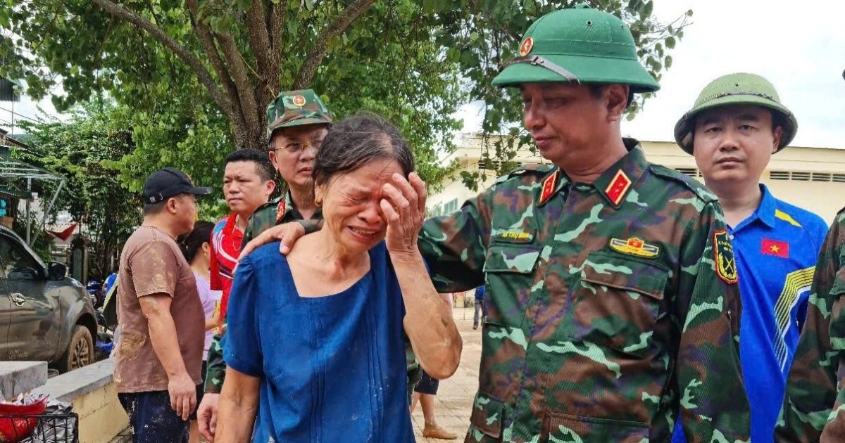 Lũ ngập đến tận nóc, nhà tôi không còn một hạt gạo, một hạt muối nào Lũ ngập đến tận nóc, nhà tôi không còn một hạt gạo, một hạt muối nào