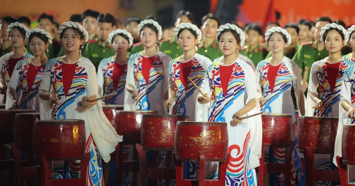 Mãn nhãn màn trống hội của 600 học viên cảnh sát tại sân Hàng Đẫy Mãn nhãn màn trống hội của 600 học viên cảnh sát tại sân Hàng Đẫy