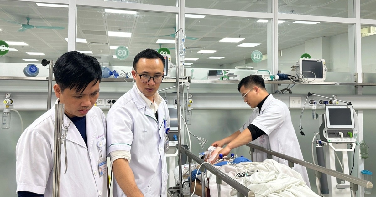 Mất lái ngã vào đống sắt, bệnh nhân vỡ gan, lộ toàn bộ nội tạng Mất lái ngã vào đống sắt, bệnh nhân vỡ gan, lộ toàn bộ nội tạng