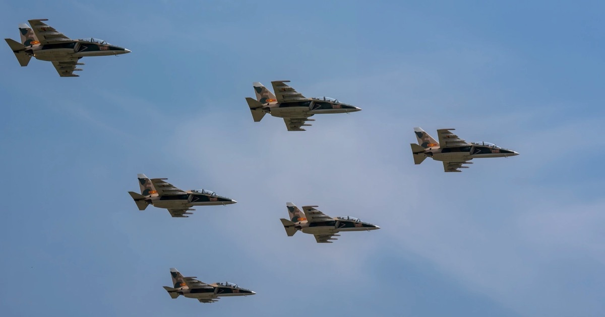 Máy bay Yak-130 xuất kích, lần đầu bay đội hình 6 chiếc hình tam giác ở Kép Máy bay Yak-130 xuất kích, lần đầu bay đội hình 6 chiếc hình tam giác ở Kép