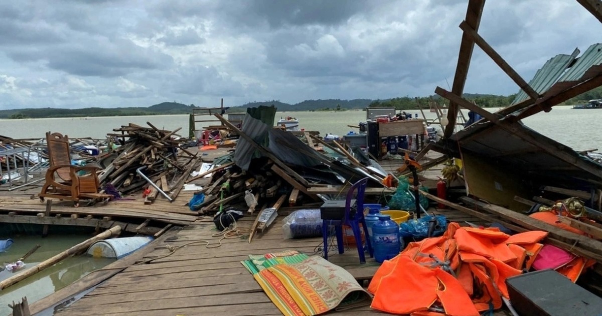 Mưa lớn kèm dông lốc thổi bay nhiều nhà bè, lồng cá ở Quảng Ngãi Mưa lớn kèm dông lốc thổi bay nhiều nhà bè, lồng cá ở Quảng Ngãi