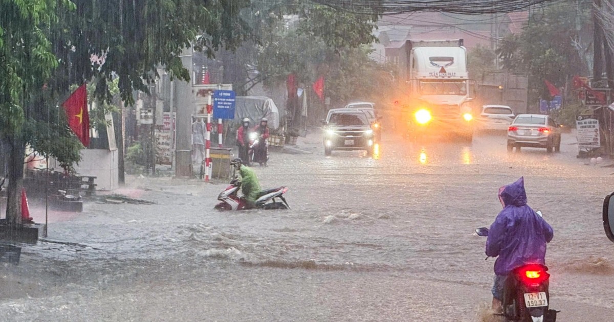 Mưa lớn khiến giao thông trên quốc lộ 4A Lạng Sơn – Cao Bằng tê liệt Mưa lớn khiến giao thông trên quốc lộ 4A Lạng Sơn - Cao Bằng tê liệt