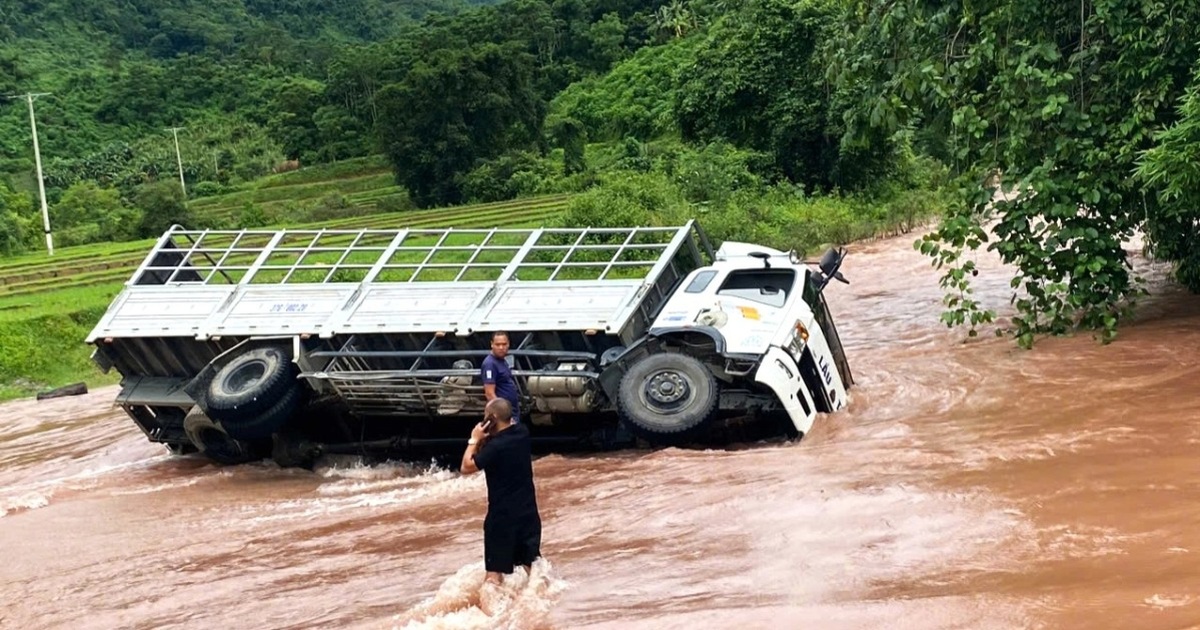 Mưa lũ trong đêm khiến ô tô bị lật, nhiều hộ dân phải di dời khẩn cấp Mưa lũ trong đêm khiến ô tô bị lật, nhiều hộ dân phải di dời khẩn cấp