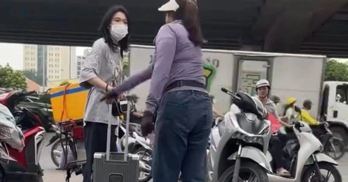 Người bán trà đá đuổi cô gái đứng ở vỉa hè bến xe Mỹ Đình Người bán trà đá đuổi cô gái đứng ở vỉa hè bến xe Mỹ Đình