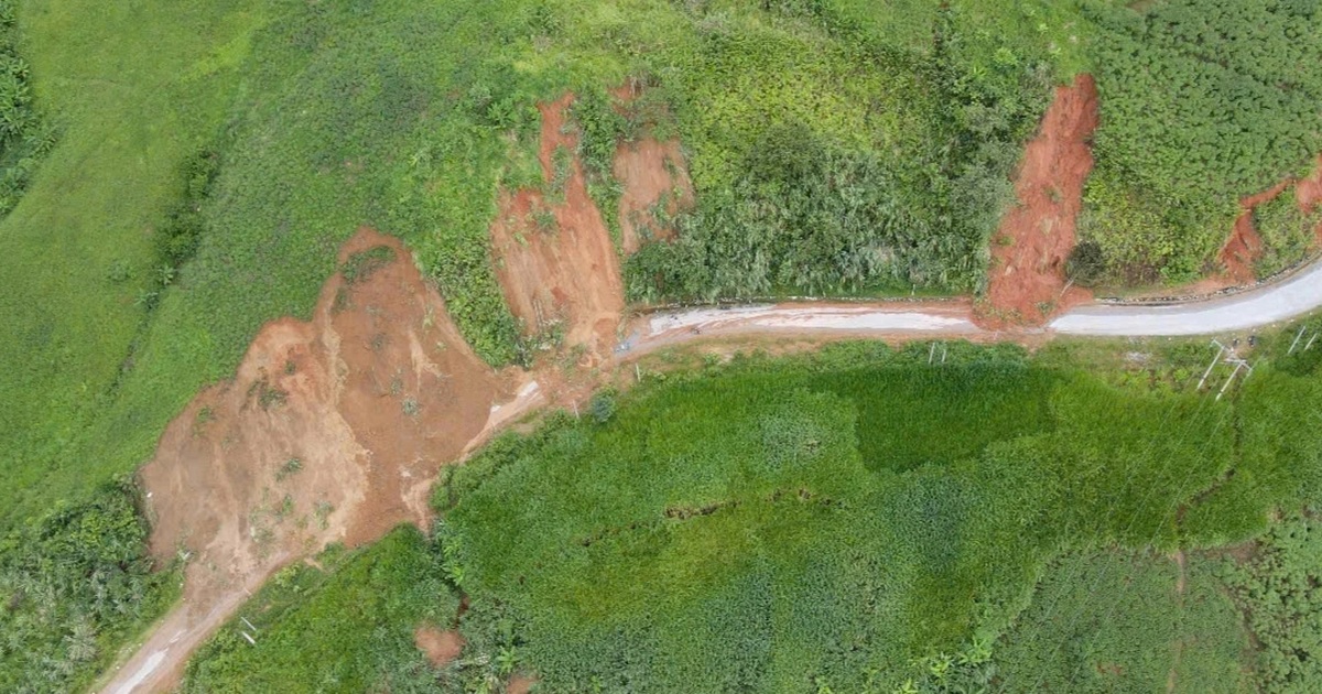 Người dân Nhôn Mai sau lũ quét, sạt lở: “Không còn đường về nhà nữa rồi” Người dân Nhôn Mai sau lũ quét, sạt lở: "Không còn đường về nhà nữa rồi"