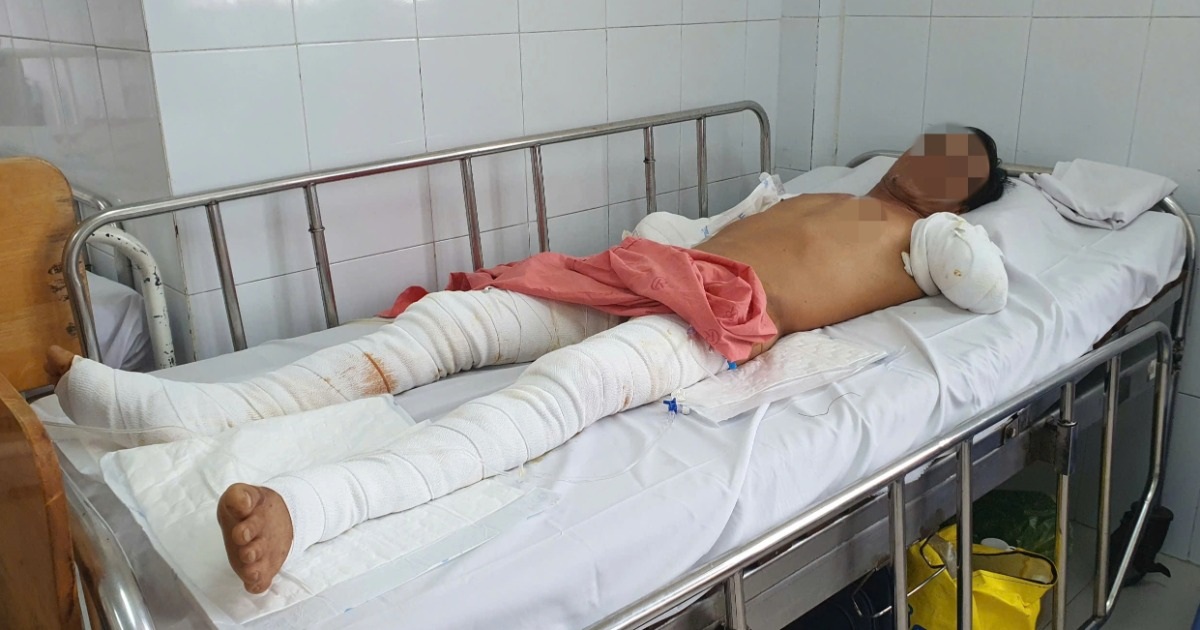 Người đàn ông bị điện phóng cụt 2 tay nghẹn ngào: “Mọi người đừng như tôi” Người đàn ông bị điện phóng cụt 2 tay nghẹn ngào: "Mọi người đừng như tôi"