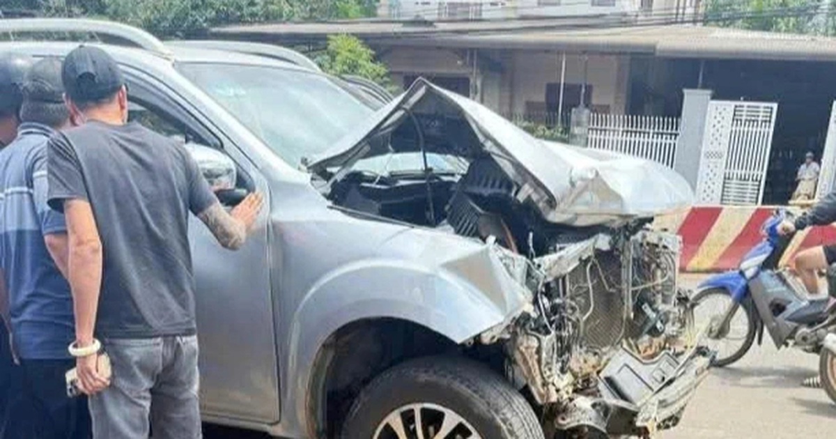 Người dân vây bắt tài xế điều khiển xe bán tải ủi 2 phương tiện rồi bỏ chạy Người dân vây bắt tài xế điều khiển xe bán tải ủi 2 phương tiện rồi bỏ chạy