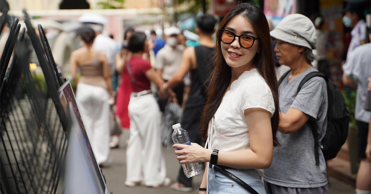 Nguyễn Á trở lại với sách ảnh mới, hút giới trẻ đến Đường sách TPHCM