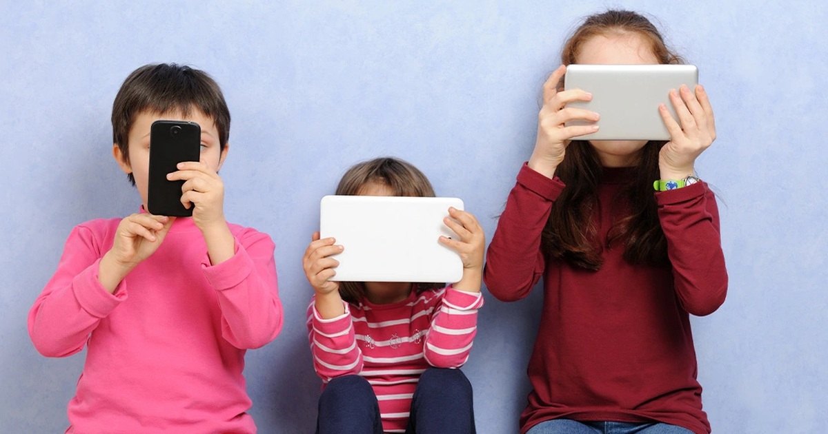 Những tác hại nghiêm trọng khi để trẻ em sử dụng smartphone từ quá sớm Những tác hại nghiêm trọng khi để trẻ em sử dụng smartphone từ quá sớm