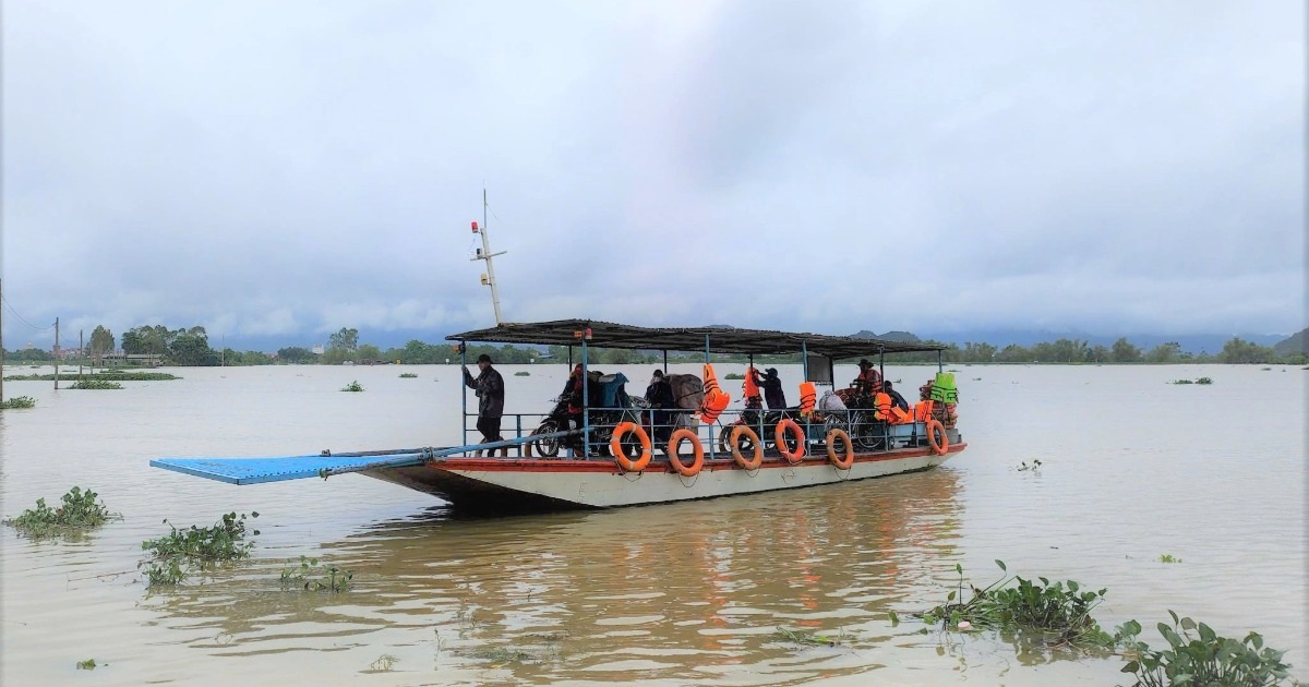 Dông lốc tàn phá Thanh Hóa, Hà Tĩnh trước khi bão Wipha đổ bộ Ninh Bình cấm biển từ ngày 21/7, tập trung ứng phó với bão Wipha