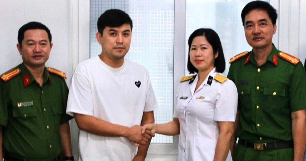 Nữ sĩ quan Hải quân trả lại gần 80 triệu đồng cho du khách nước ngoài Nữ sĩ quan Hải quân trả lại gần 80 triệu đồng cho du khách nước ngoài