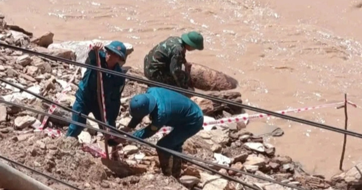 Nước lũ rút, lộ quả bom dưới chân quốc lộ 7 Nước lũ rút, lộ quả bom dưới chân quốc lộ 7