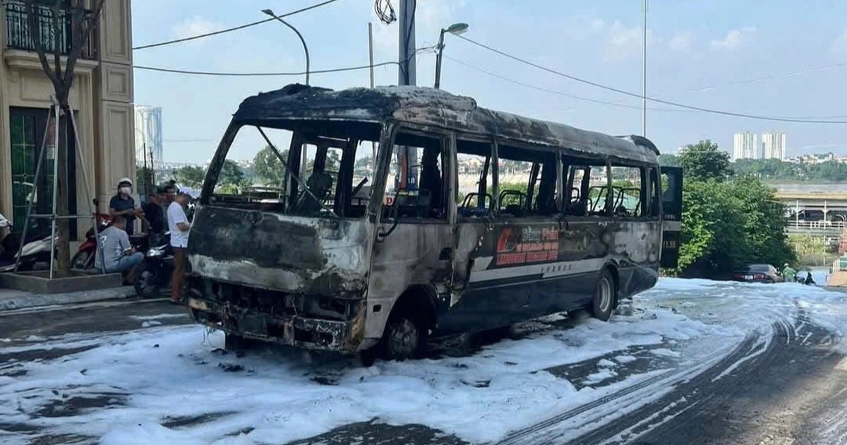 Ô tô khách bốc cháy ngùn ngụt trên phố ở Hà Nội Ô tô khách bốc cháy ngùn ngụt trên phố ở Hà Nội