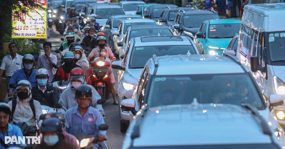 Phà Cát Lái kẹt cứng chiều cuối tuần, ô tô xếp hàng dài hơn 3km Phà Cát Lái kẹt cứng chiều cuối tuần, ô tô xếp hàng dài hơn 3km