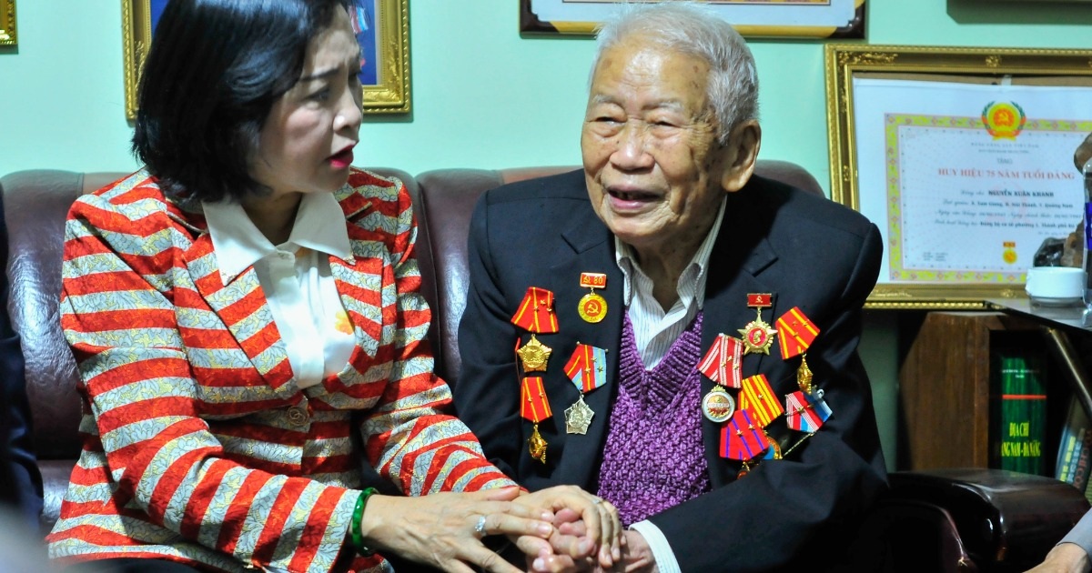 Phó Chủ tịch Quốc hội thăm, tặng quà người có công ở Lâm Đồng Phó Chủ tịch Quốc hội thăm, tặng quà người có công ở Lâm Đồng