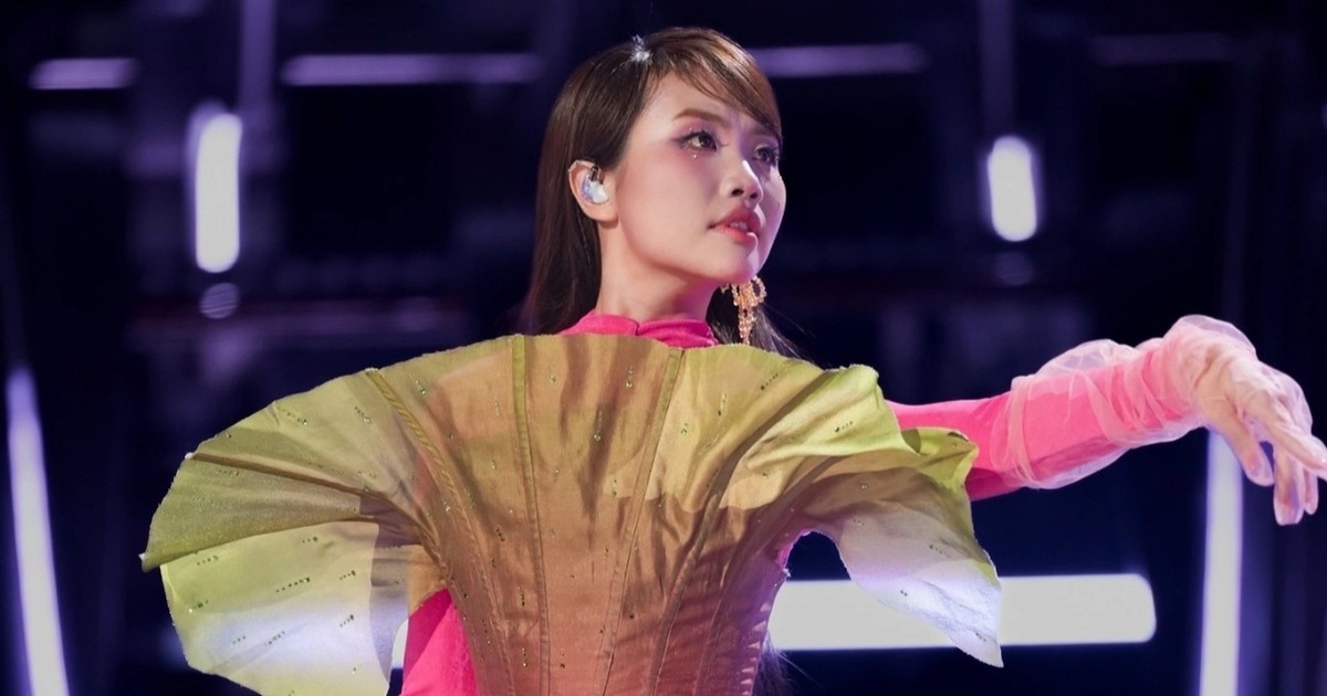 Phương Mỹ Chi gây “sốt” với 3 trang phục biểu diễn ở cuộc thi hát quốc tế Phương Mỹ Chi gây "sốt" với 3 trang phục biểu diễn ở cuộc thi hát quốc tế