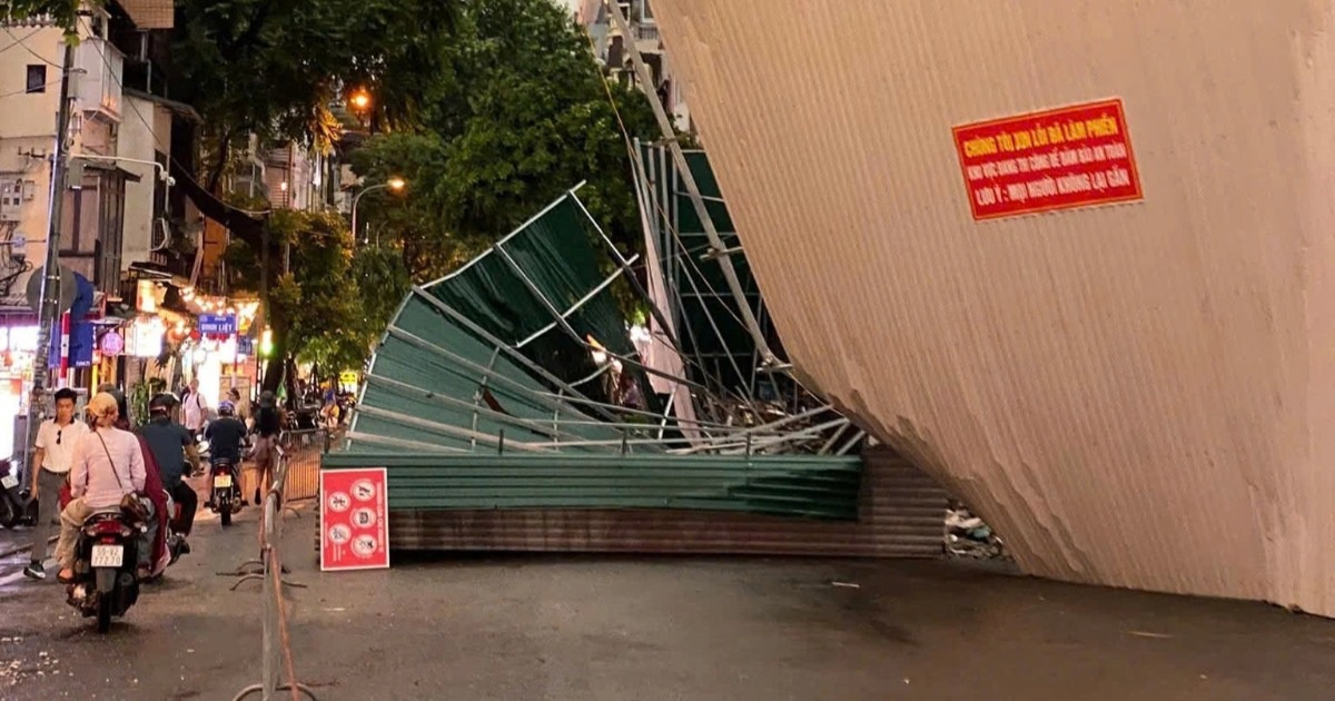 Rào chắn tòa nhà “Hàm cá mập” đổ sập, 2 du khách nước ngoài bị thương nhẹ Rào chắn tòa nhà "Hàm cá mập" đổ sập, 2 du khách nước ngoài bị thương nhẹ