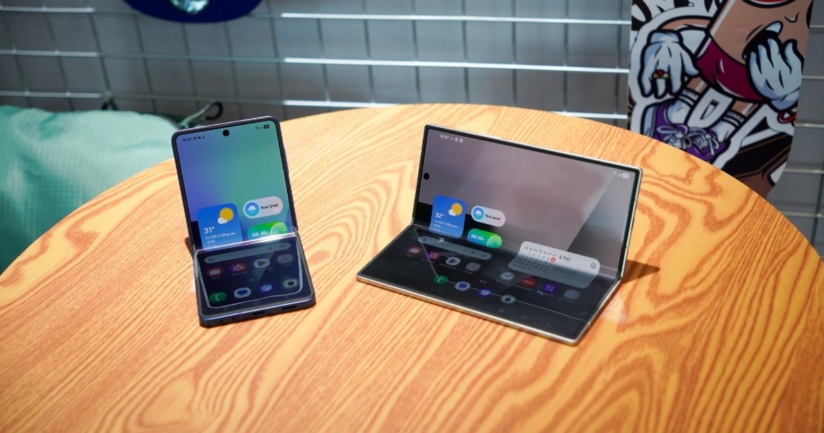 Samsung tung ra cùng lúc 3 điện thoại màn hình gập Samsung tung ra cùng lúc 3 điện thoại màn hình gập