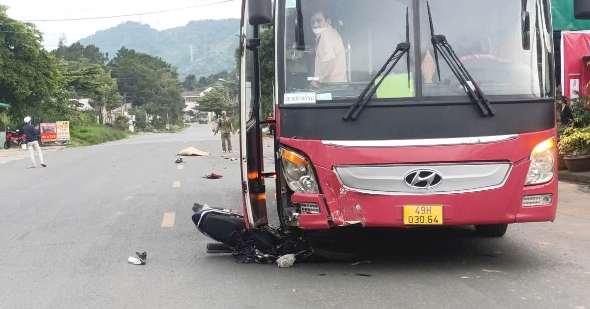 Tài xế lái ô tô khách lấn đường, tông người đi xe máy tử vong Tài xế lái ô tô khách lấn đường, tông người đi xe máy tử vong
