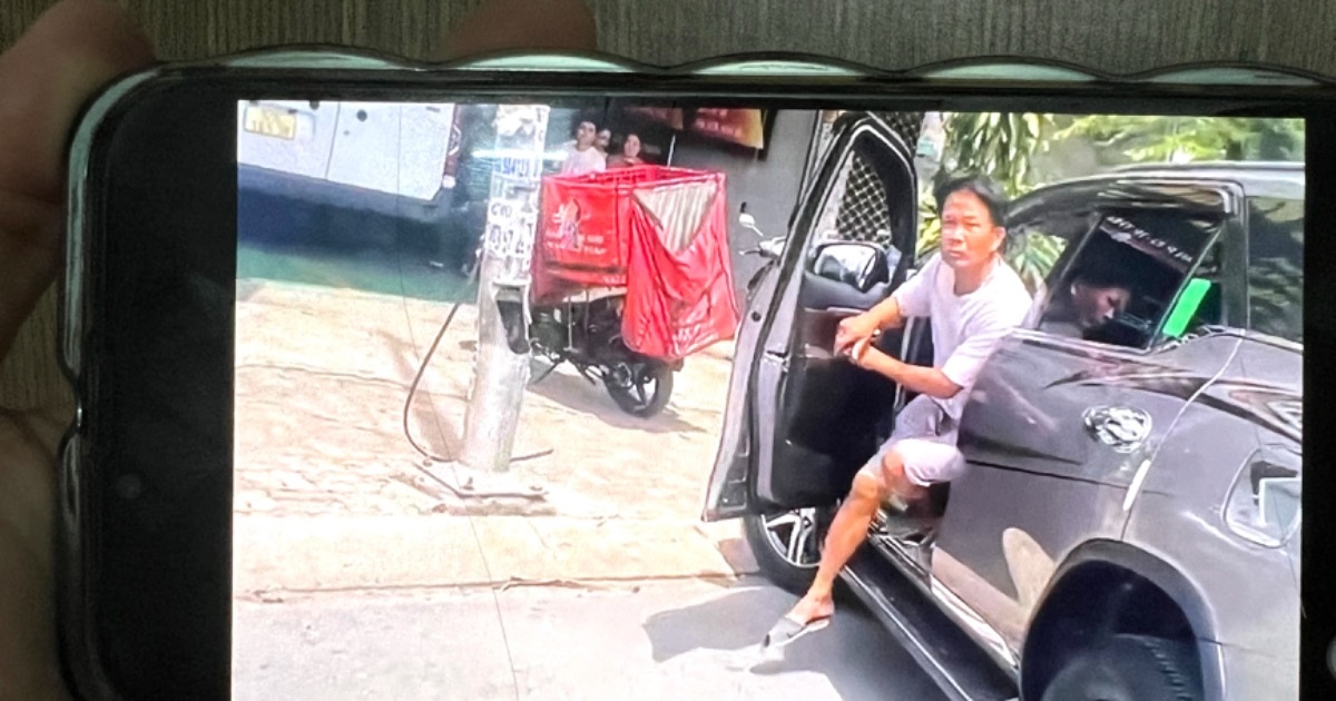 Tài xế lái ô tô ngược chiều, đòi đánh người quay video ở TPHCM Tài xế lái ô tô ngược chiều, đòi đánh người quay video ở TPHCM