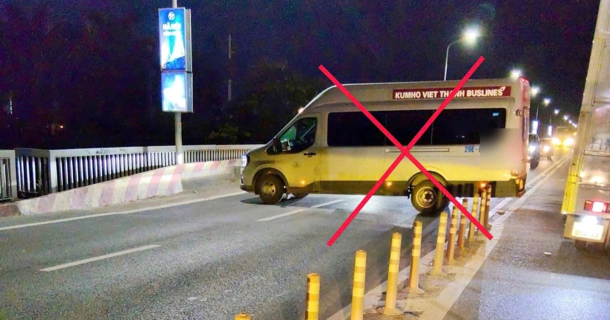 Tài xế xe khách quay đầu xe trên cầu Thăng Long bị xử phạt Tài xế xe khách quay đầu xe trên cầu Thăng Long bị xử phạt