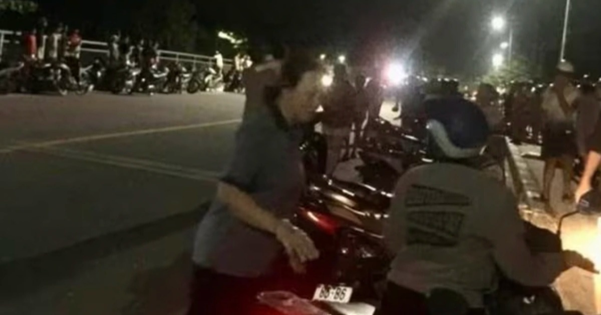 Thanh niên nhảy cầu rồi bơi vào bờ, mặc cho lực lượng chức năng tìm kiếm Thanh niên nhảy cầu rồi bơi vào bờ, mặc cho lực lượng chức năng tìm kiếm