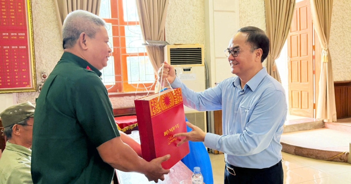 Thứ trưởng Vũ Chiến Thắng thắp hương tri ân liệt sỹ, tặng quà người có công Thứ trưởng Vũ Chiến Thắng thắp hương tri ân liệt sỹ, tặng quà người có công