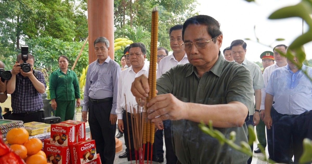 Thủ tướng dâng hương tưởng nhớ Chủ tịch Hồ Chí Minh và các Anh hùng liệt sỹ Thủ tướng dâng hương tưởng nhớ Chủ tịch Hồ Chí Minh và các Anh hùng liệt sỹ