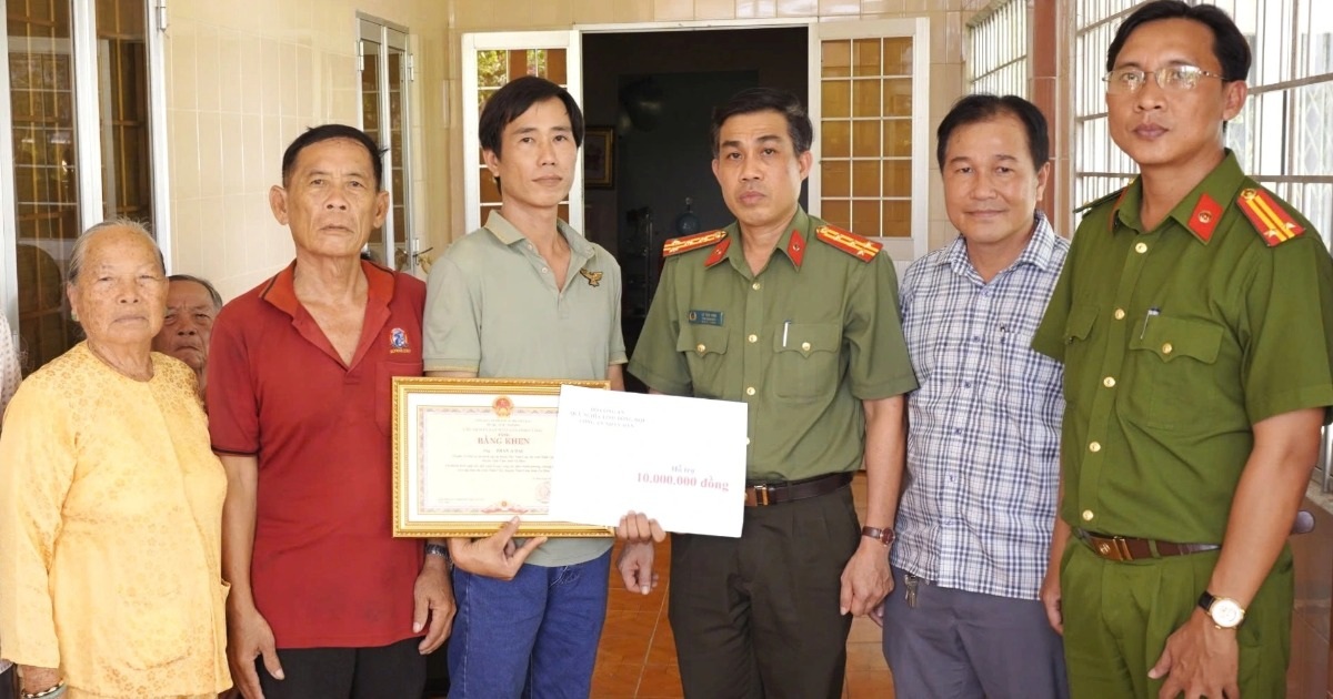 Trao bằng khen cho cán bộ bảo vệ an ninh trật tự bị thương lúc làm nhiệm vụ Trao bằng khen cho cán bộ bảo vệ an ninh trật tự bị thương lúc làm nhiệm vụ
