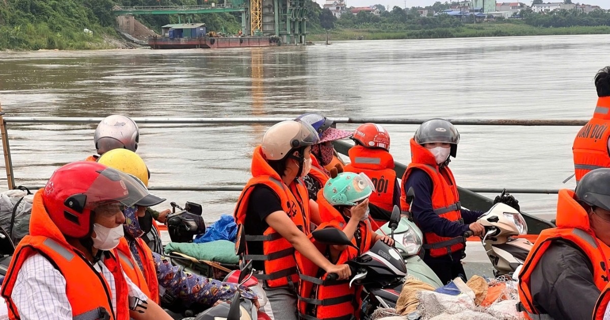 Vận hành lại phà quân sự ở khu vực cầu Phong Châu Vận hành lại phà quân sự ở khu vực cầu Phong Châu