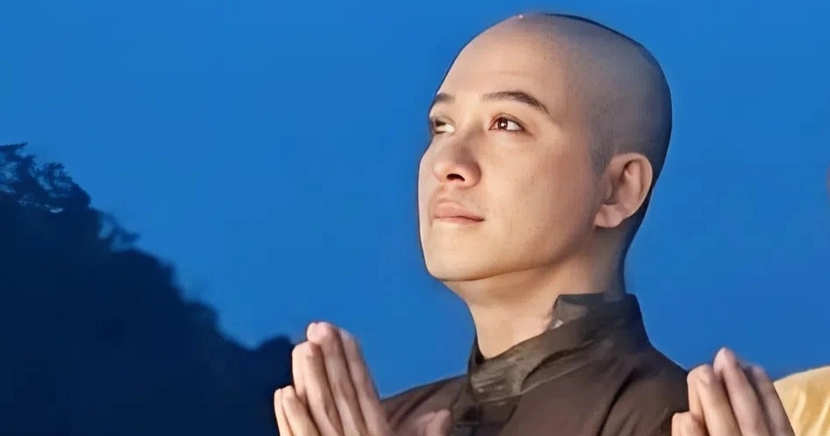 Vì sao ca sĩ Tuấn Hưng bất ngờ xuống tóc? Vì sao ca sĩ Tuấn Hưng bất ngờ xuống tóc?