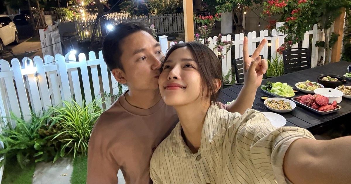 Vợ hot girl của Phan Mạnh Quỳnh phản bác tin đồn “yêu vì tiền” Vợ hot girl của Phan Mạnh Quỳnh phản bác tin đồn "yêu vì tiền"
